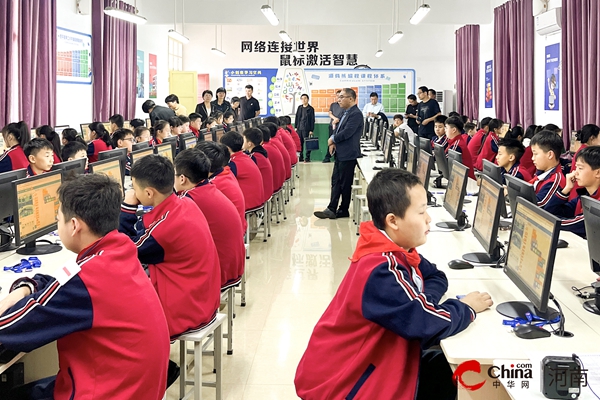 ​西平县人工智能教育观摩会在第二小学圆满举行