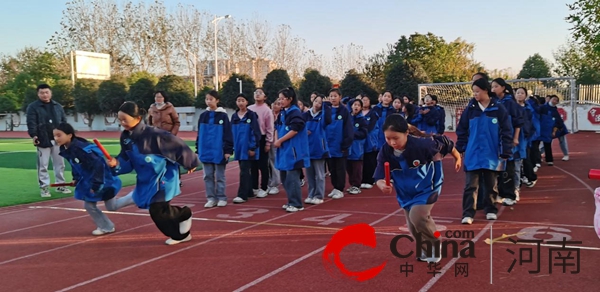 迎风奔跑 青春飞扬——驻马店市第三中学举行100米迎面接力比赛活动