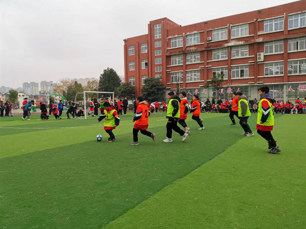 环球观察：邓州市解放商城学校：校园足球赛开打了 